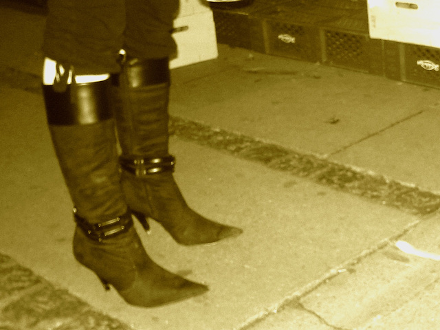 Duo orangé de belles Danoises en bottes à talons hauts / Orange Danish Duo in high-heeled boots - Avec permission /  With permission.  Copenhague, Danemark - 25-10-2008-  Sepia