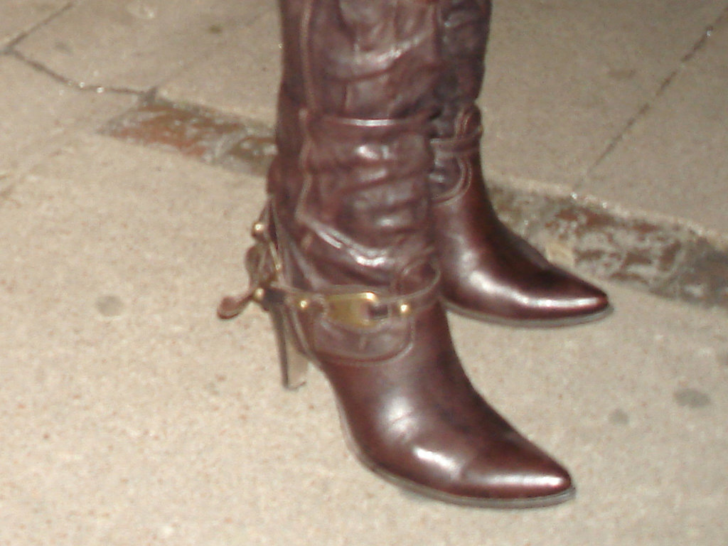 Duo orangé de belles Danoises en bottes à talons hauts / Orange Danish Duo in high-heeled boots - Avec permission /  With permission.  Copenhague, Danemark - 25-10-2008