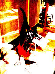 Rêve coloré de la Suprématie de la Femme /  Women's Supremacy colourful dream -  Bata shoe museum / Toronto, CANADA.  3 juillet 2007 - Version bidouillée /  Artwork.