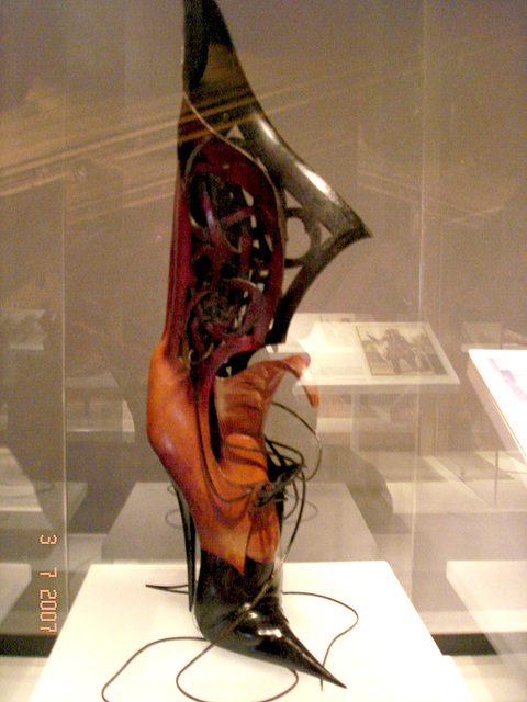 Rêve de la Suprématie de la Femme /  Women's Supremacy dream -  Bata shoe museum / Toronto, CANADA.  3 juillet 2007