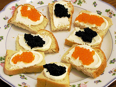 Kaviar auf Crème fraiche auf Toast
