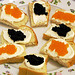 Kaviar auf Crème fraiche auf Toast