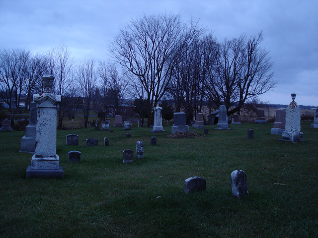 Cimetière catholique romain / Catholic roman cemetery - St-Jacques le majeur- Clarenceville- Noyan. Québec, Canada. 21-11-2009- Originale