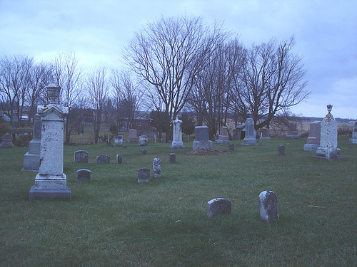 Cimetière catholique romain / Catholic roman cemetery - St-Jacques le majeur- Clarenceville- Noyan. Québec, Canada. 21-11-2009 - Version éclaicie