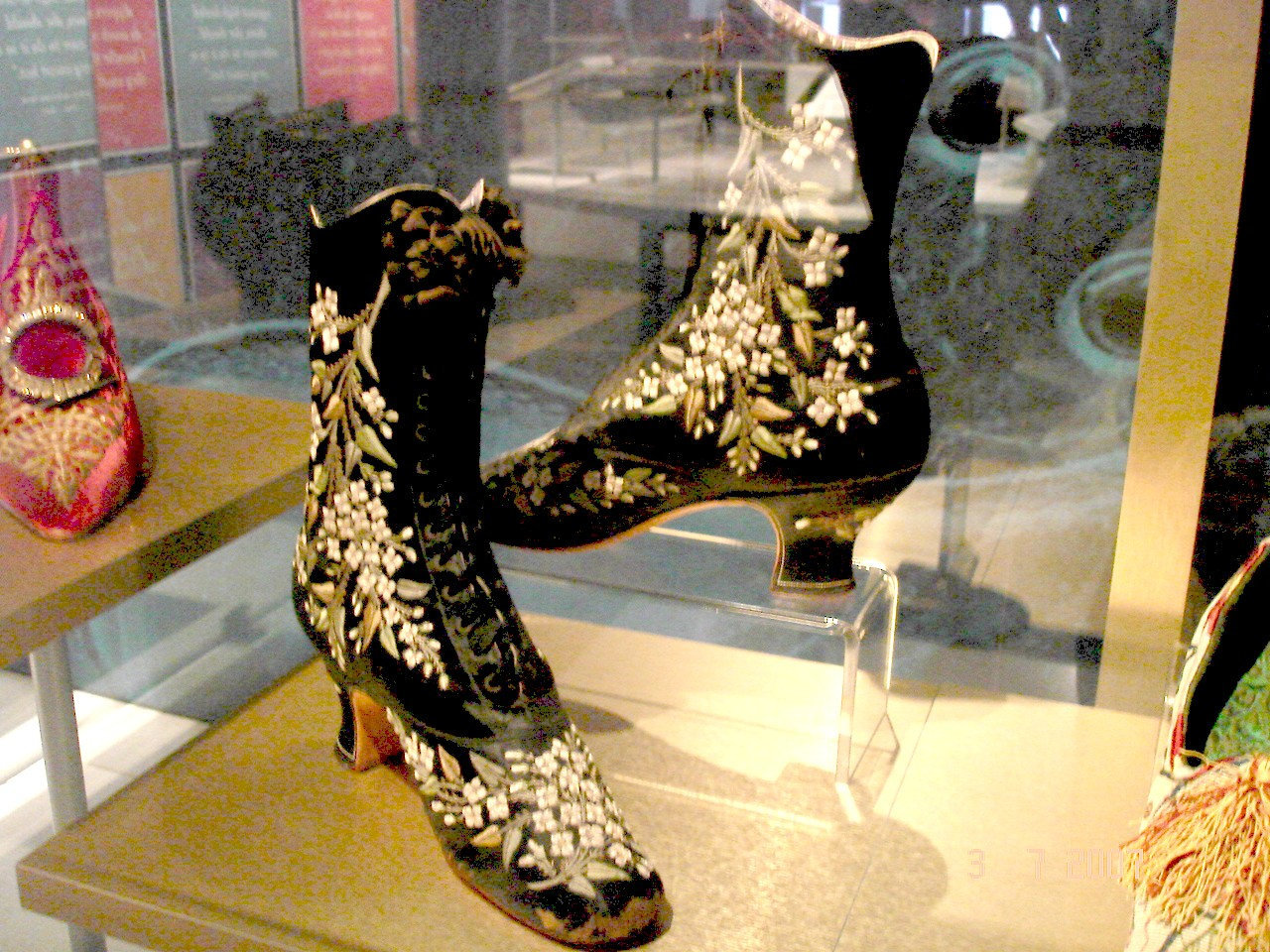 Boots with flowery motif /  Bottes à motif fleuri - Bata Shoe Museum / Toronto, Canada .  Le 3 juillet 2007