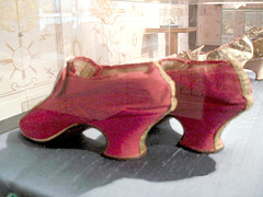 Piliers de ponts podoérotiques / Bridge pillar heels - Bata Shoe Museum- Toronto, Canada.  3 juillet 2007