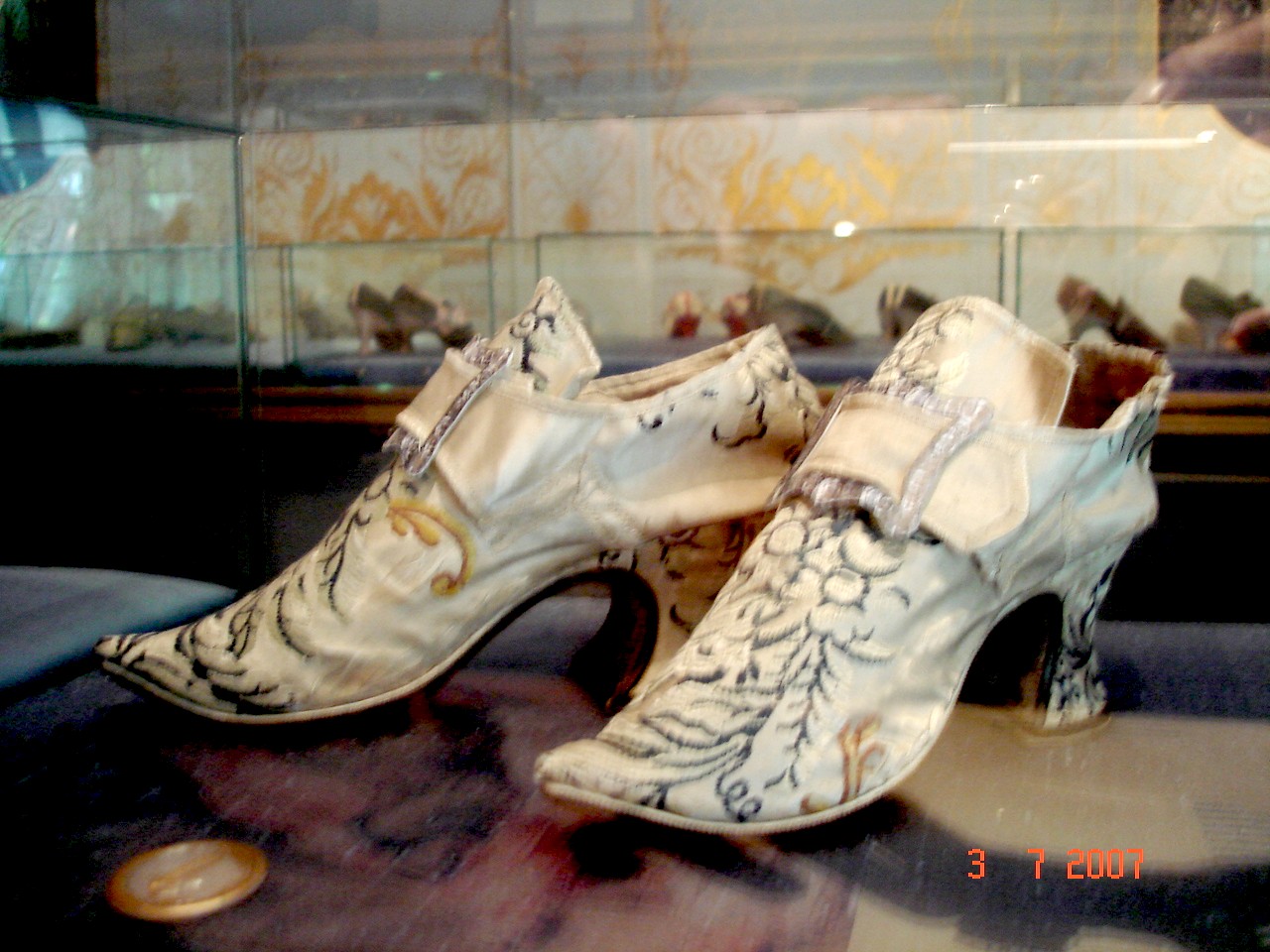 Boucles et motifs colorés /  Buckles and colorful motif - Bata Shoe Museum. Toronto, Canada.   Le 3 juillet 2007
