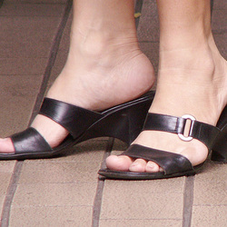 naturalizer slides (F) naturalizer slides (F)