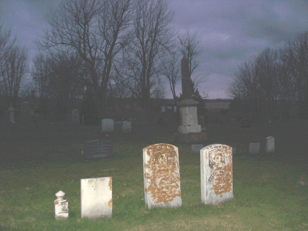 Cimetière catholique romain / Catholic roman cemetery - St-Jacques le majeur- Clarenceville- Noyan. Québec, Canada. 21-11-2009- Originale