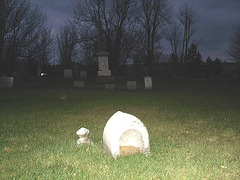 Cimetière catholique romain / Catholic roman cemetery - St-Jacques le majeur- Clarenceville- Noyan. Québec, Canada. 21-11-2009