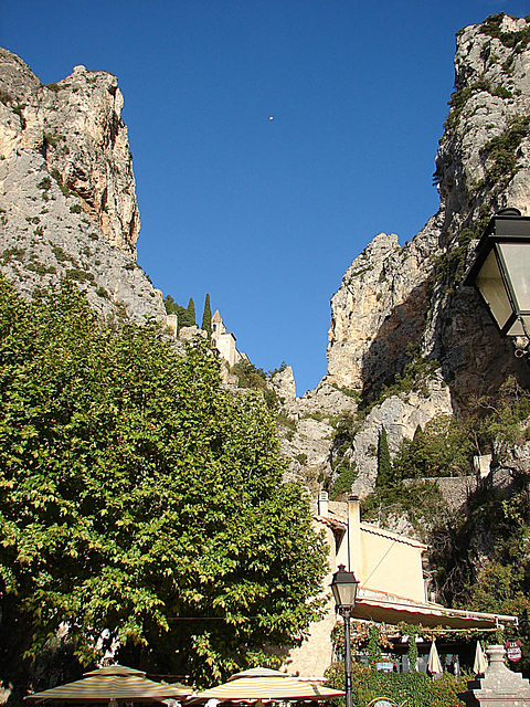 20061103 0895DSCw [F] Kirche, Moustiers-Ste.-Marie, Cote d'Azur