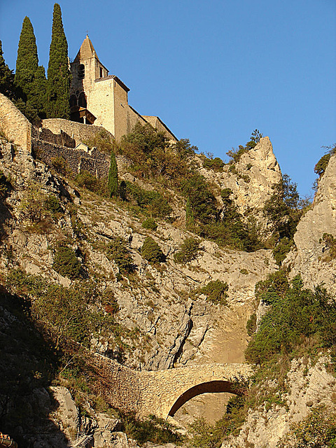 20061103 0898DSCw [F] Kirche, Brücke, Moustiers-Ste.-Marie, Cote d'Azur