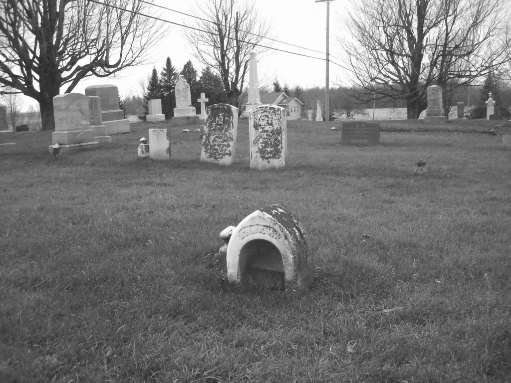 Cimetière catholique romain / Catholic roman cemetery - St-Jacques le majeur- Clarenceville- Noyan. Québec, Canada. 21-11-2009 - N & B