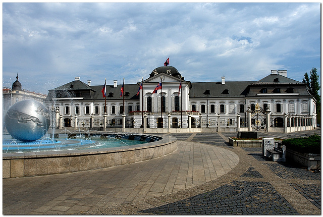 Palast mit Brunnen