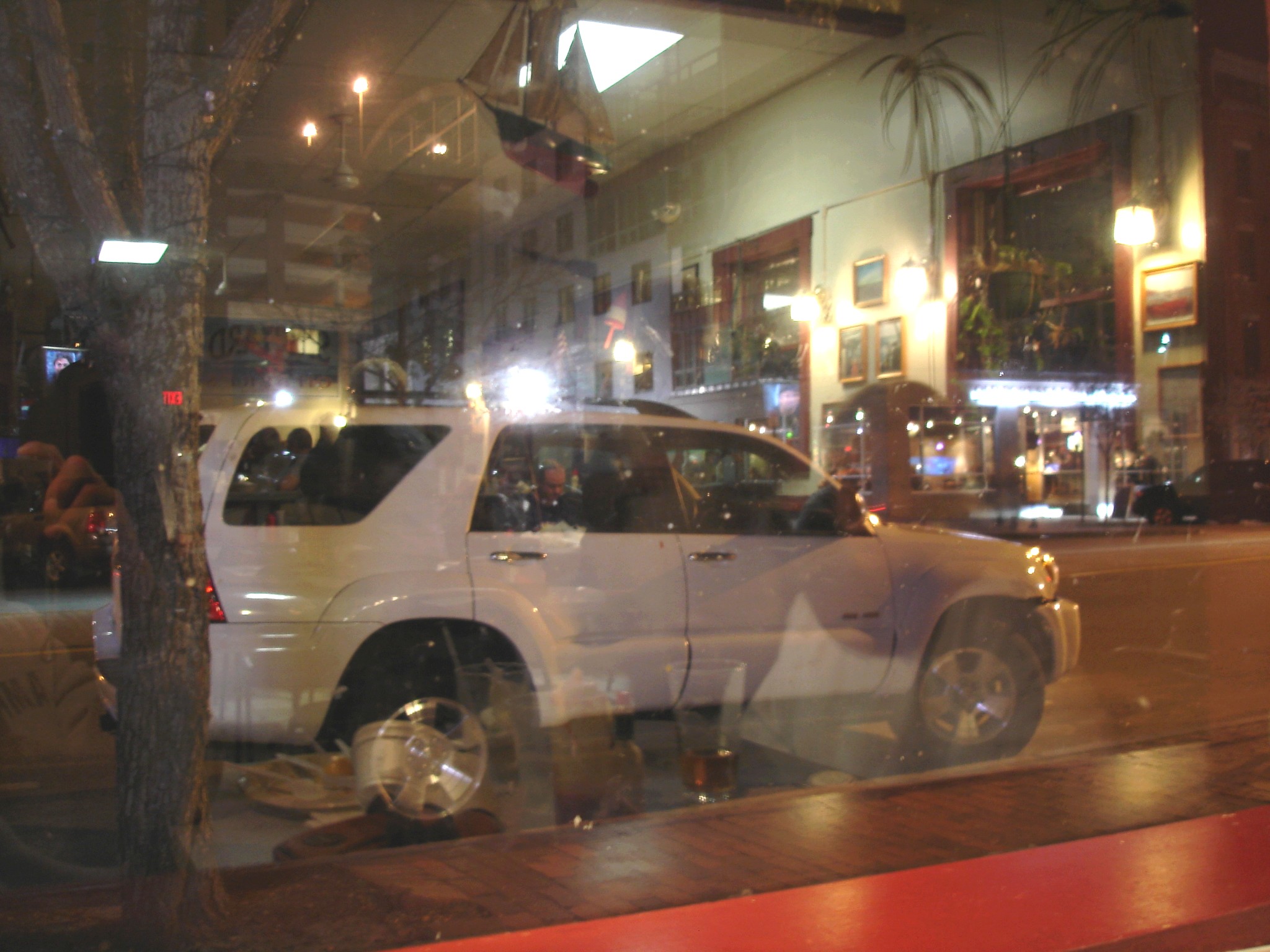 Réflexion de vitrine /  Window reflection -  Portland, Maine USA. / 11 octobre 2009.