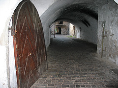 Hinterhofeingang im Laubengang von Neumarkt/Südtirol