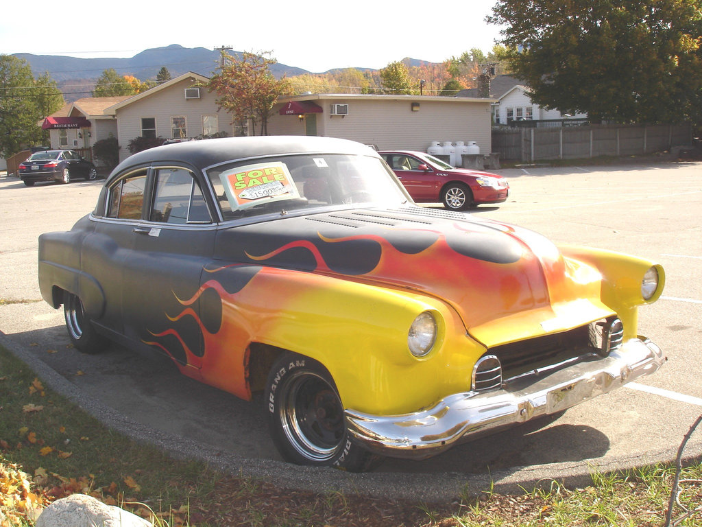 Psychedelic old car for sale / Vieille voiture psychédélique à vendre