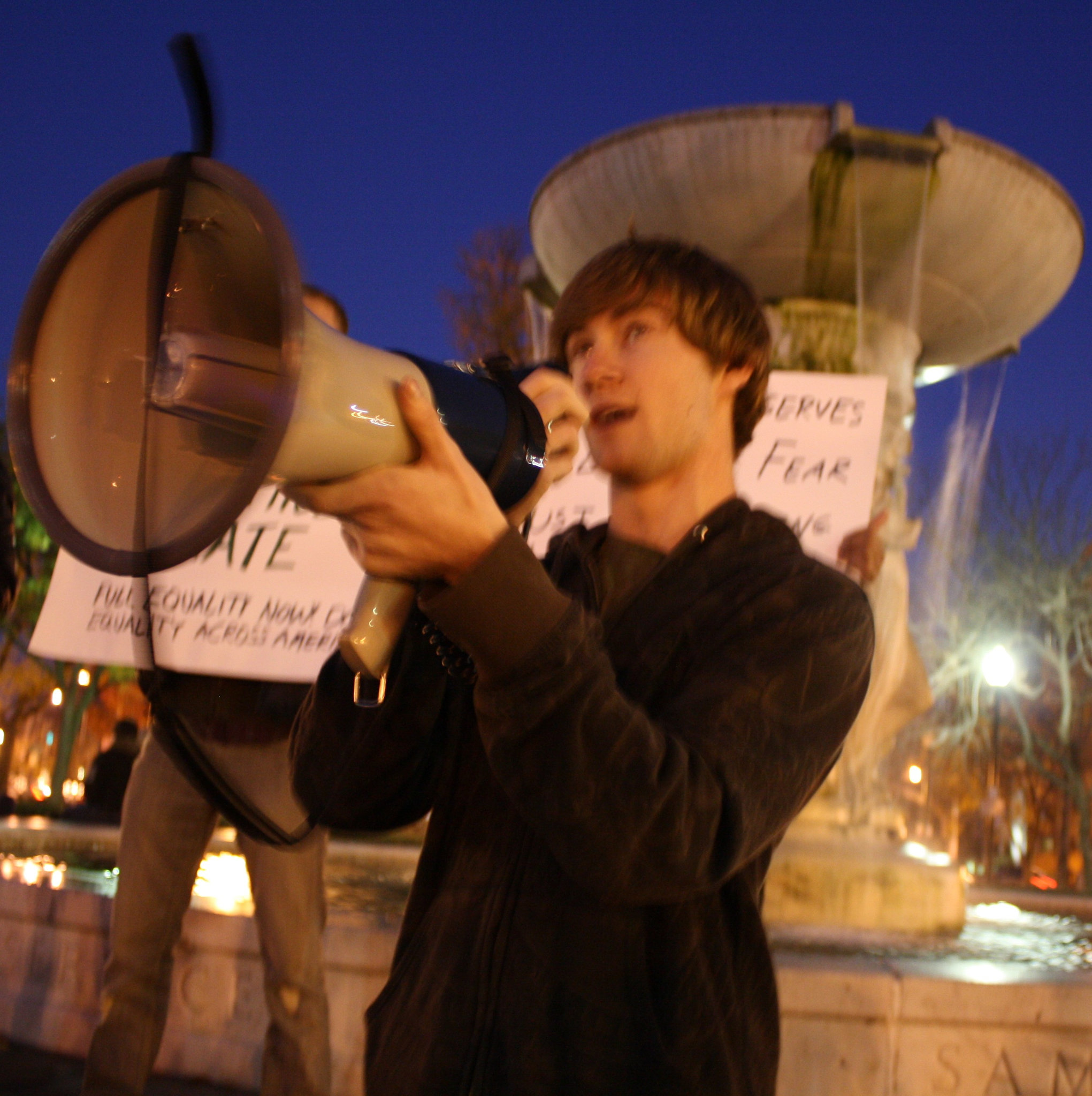 101a.JorgeStevenLopez.Vigil.DupontCircle.WDC.22November2009