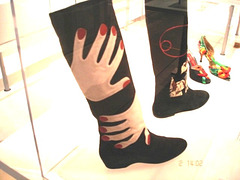 Bata shoe museum /  Toronto, CANADA  -  2 novembre 2005.  - handcrafted boots ?  Bottes faites à la main ??