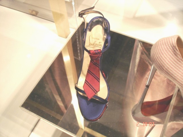 Bata shoe museum /  Toronto, CANADA  -  2 novembre 2005.- Christian Louboutin  /  Cravate et talons hauts - High heels and necktie
