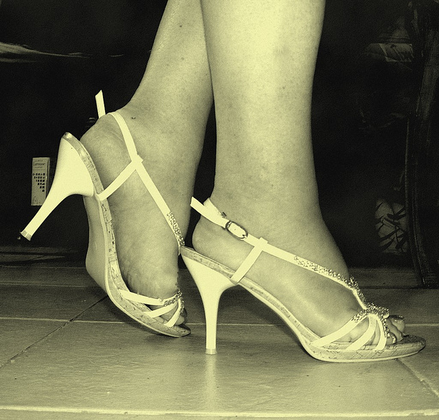 Mon amie adorée Krisontème avec permission  - Nouvelles sandales à talons hauts / Brand new high-heeled sandals - En photo ancienne. Vintage