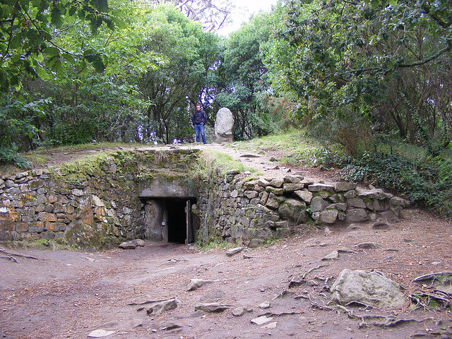 Entrée d'un tumulus près de Carnac