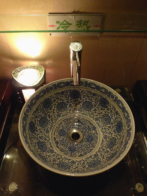 Chinaware sink