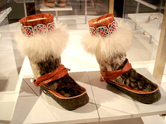 Confort et fourure blanche /  Comfort & white fur - Bata Shoe Museum /  Toronto, Canada - 3 juillet 2007