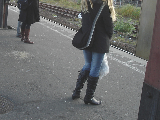 Blonde suédoise en jeans et bottes sexy / Double blue train blond Lady in jeans and low-heeled boots - Ängelholm / Sweden - Suède /  23 octobre 2008