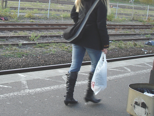 Blonde suédoise en jeans et bottes sexy / Double blue train blond Lady in jeans and low-heeled boots - Ängelholm / Sweden - Suède /  23 octobre 2008