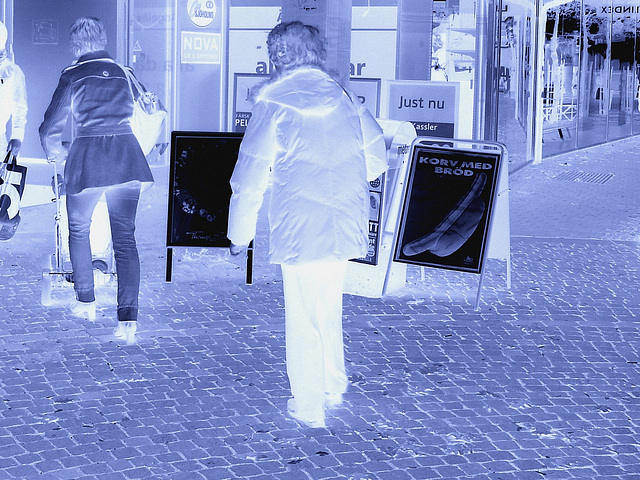 Dame du bel âge en talons plats / Just nu Swedish mature Lady on flats -Ängelholm / Sweden - Suède.  23 octobre 2008   - Sepia négatif