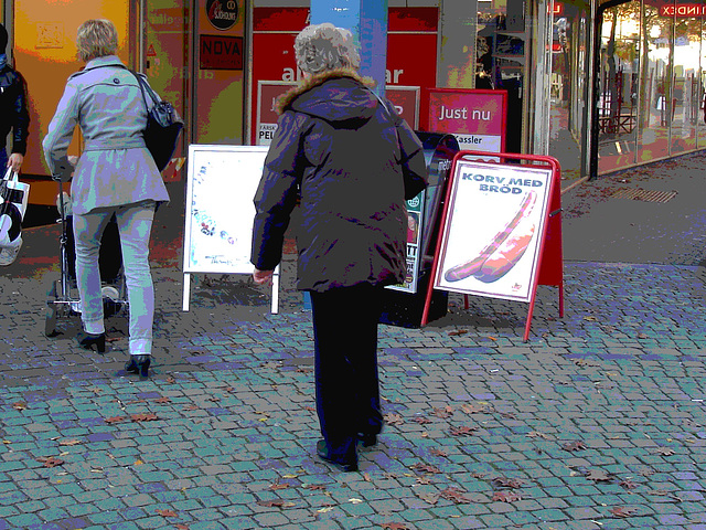 Dame du bel âge en talons plats / Just nu Swedish mature Lady on flats -Ängelholm / Sweden - Suède.  23 octobre 2008 - Postérisation