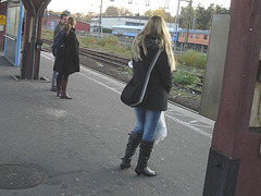 Blonde suédoise en jeans et bottes sexy / Double blue train blond Lady in jeans and low-heeled boots - Ängelholm / Sweden - Suède /  23 octobre 2008