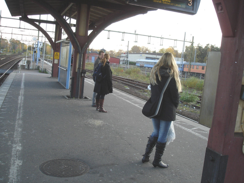 Blonde suédoise en jeans et bottes sexy / Double blue train blond Lady in jeans and low-heeled boots - Ängelholm / Sweden - Suède /  23 octobre 2008