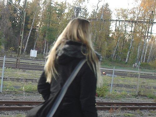 Blonde suédoise en jeans et bottes sexy / Double blue train blond Lady in jeans and low-heeled boots - Ängelholm / Sweden - Suède /  23 octobre 2008