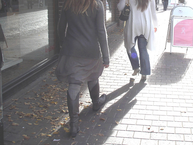 KappAhl redhead Lady in sexy boots among the autumn leaves /   Ängelholm - Suède - Sweden.  23 octobre 2008