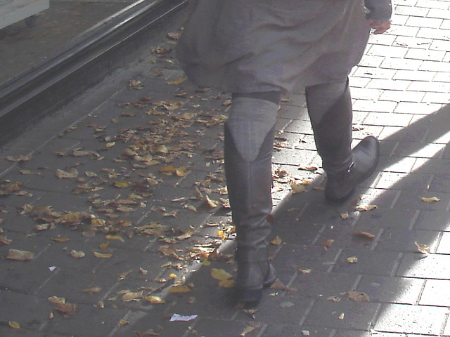 KappAhl redhead Lady in sexy boots among the autumn leaves /   Ängelholm - Suède - Sweden.  23 octobre 2008