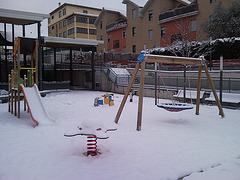 Parque infantil blanco.