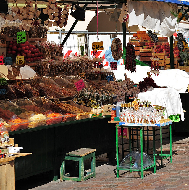 Gemüsemarkt - Trockenobst und Gewürze