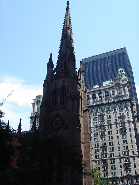 Clocher et gratte-ciel  /  Church tower and skyscrapers - New-York city.  July 2008