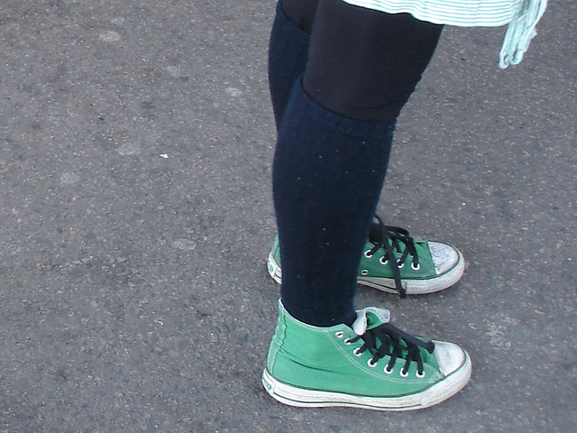 Suédoise marginale en espadrilles /  Dropout outfit Lady in sneakers - Ängelholm / Suède - Sweden.  23 octobre 2008.