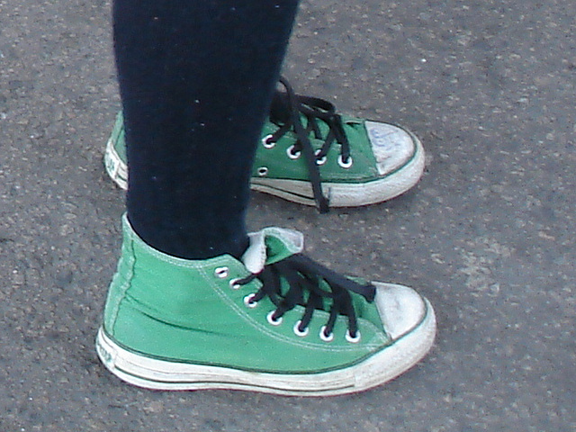 Suédoise marginale en espadrilles /  Dropout outfit Lady in sneakers - Ängelholm / Suède - Sweden.  23 octobre 2008.