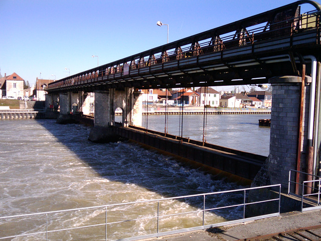 Dam and lock #1 in the background on the Oise in Compiegne