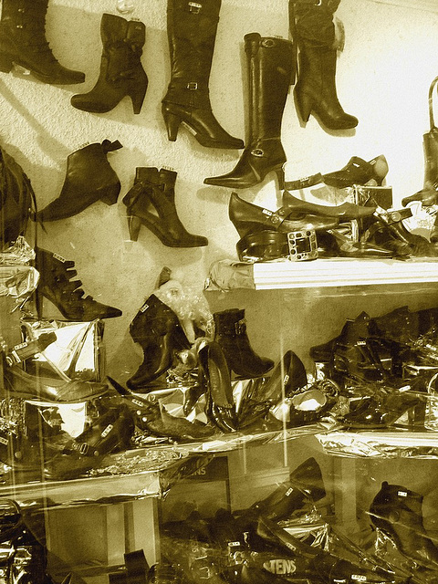 Vitrine podoérotique de Limoux /  Podoerotic store window in Limoux -  France.  Photo Krisontème.- Sepia