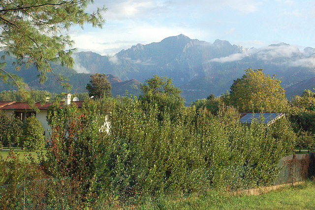 vilaĝo kaj montaro - Dorf und Gebirge