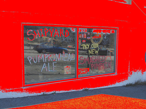 Shipyard's window - Portland, Maine USA. 11-10-2009- Mur rouge photofiltré