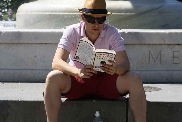 ManReading3.DupontCircle.WDC.10April2010