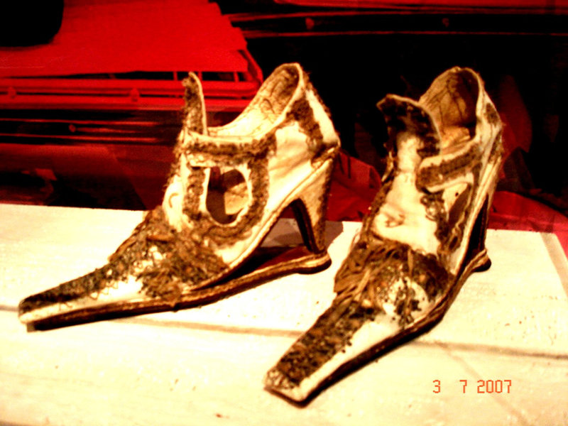 Phallic symbol long tip ancient footwears - Bata Shoe Museum /  Toronto, Canada.  3 juillet 2007