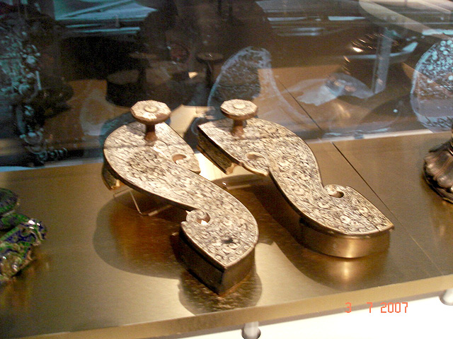 In the shape of fish ancient sandals - Bata Shoe Museum / Toronto, Canada.  3 juillet 2007