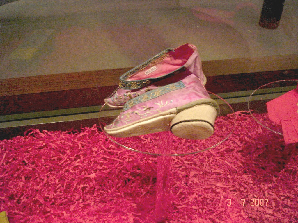 Minuscule shoes for Lotus Feet - Bata Shoe Museum- Toronto. Canada.  3 juillet 2007